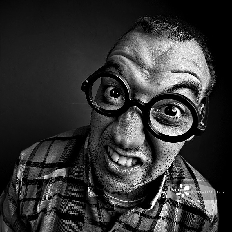 戴眼镜的疯狂男人图片素材