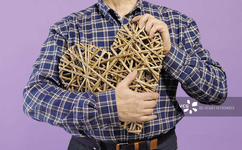 男人拥抱红心图片素材