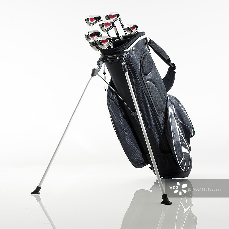 包里的高尔夫球杆套装图片素材