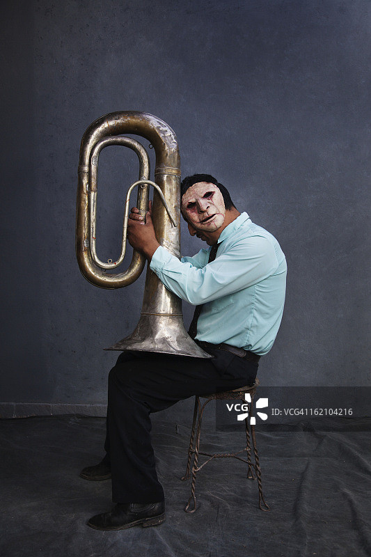 戴口罩的小号手图片素材