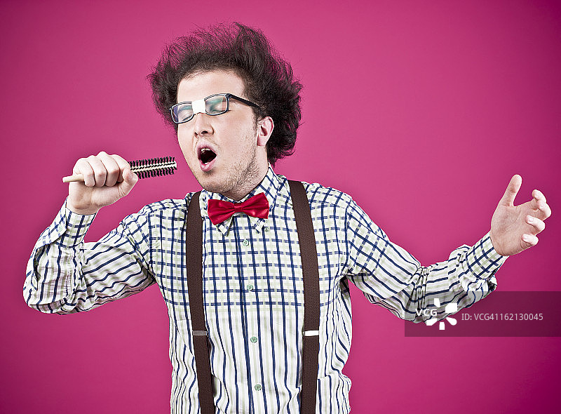 模仿歌手的年轻书呆子图片素材