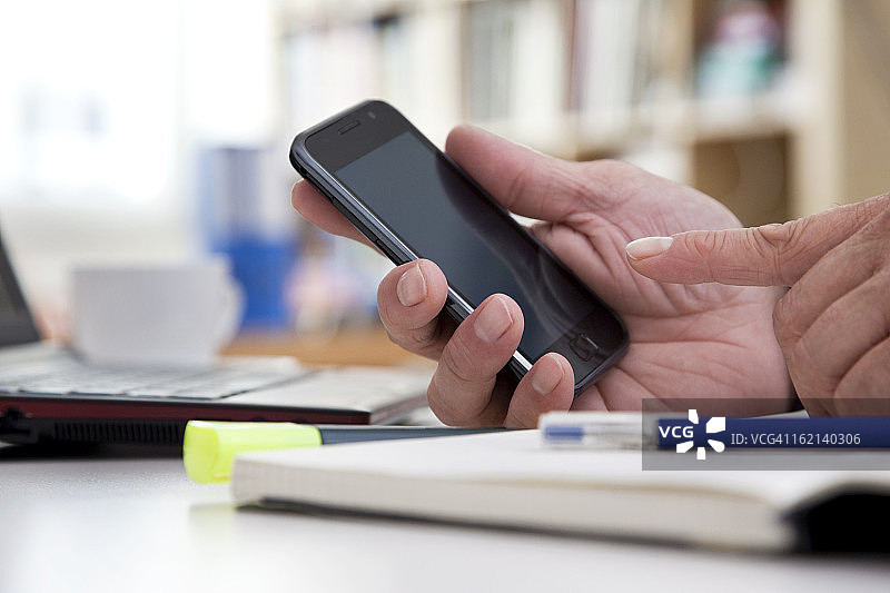 拿着智能手机的男人图片素材