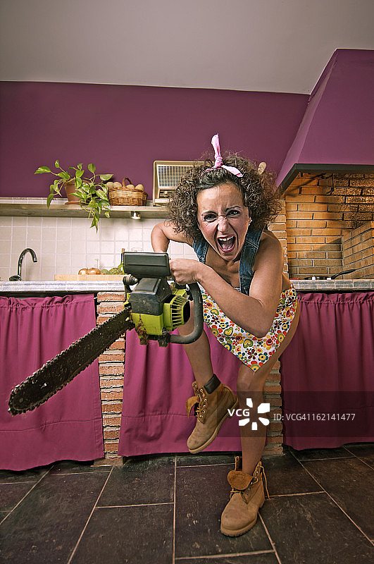 在厨房里情绪失控的家庭主妇图片素材