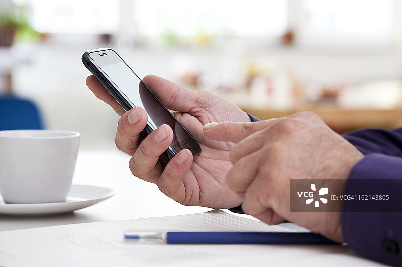 拿着智能手机的男人图片素材