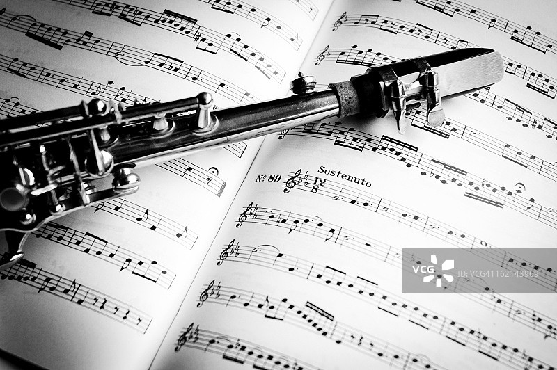 黑白乐谱上的萨克斯图片素材