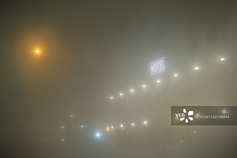 雾夜中被照亮的汽车旅馆招牌图片素材