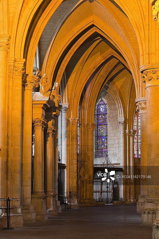 圣朱利安哥特式教堂的通道图片素材