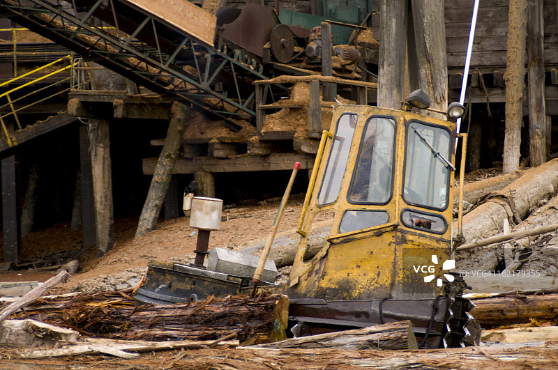 在河中移动木头的小型浮动吊杆船图片素材
