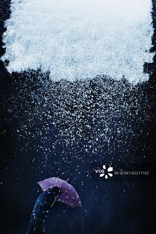 雪中撑伞的人物图片素材