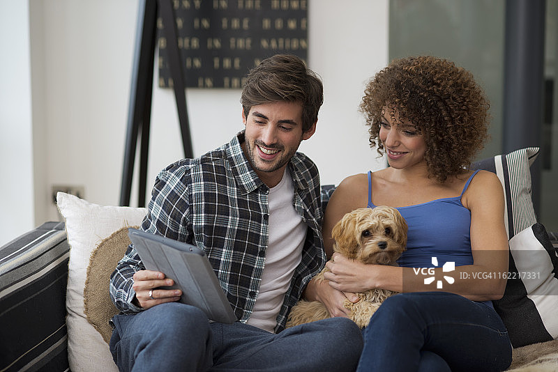 情侣和宠物狗坐在沙发上图片素材