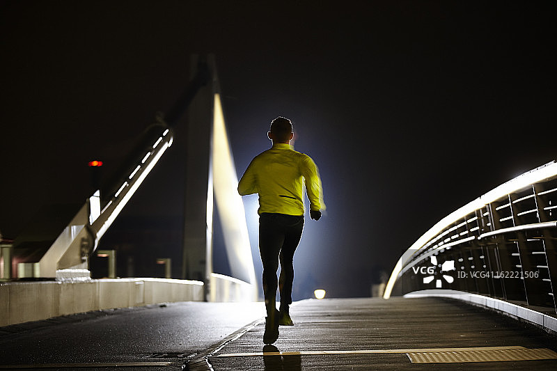 桥上的跑步者图片素材