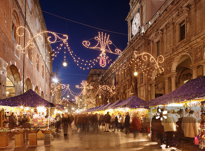 米兰繁忙的圣诞市场图片素材