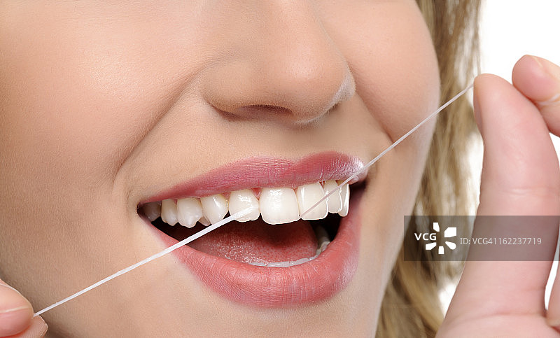 牙科概念：使用牙线图片素材