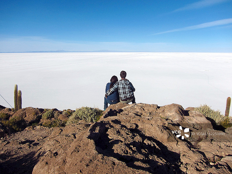 在玻利维亚观赏乌尤尼盐沼图片素材