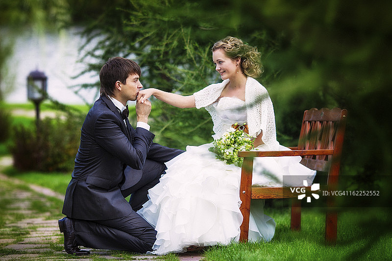 新郎跪在新娘面前图片素材