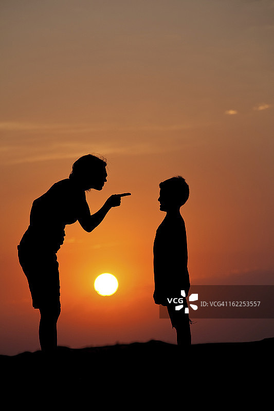 妈妈训斥不尊重人的孩子图片素材