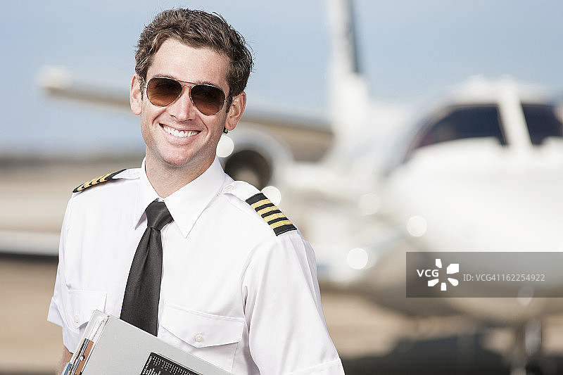 快乐的企业飞行员肖像图片素材