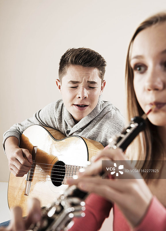 青少年演奏音乐图片素材