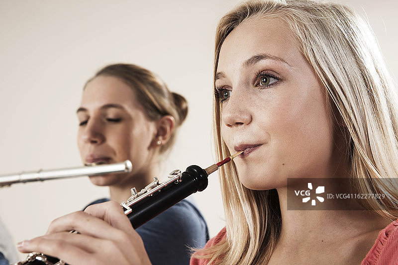 两个少女演奏双簧管和横笛图片素材