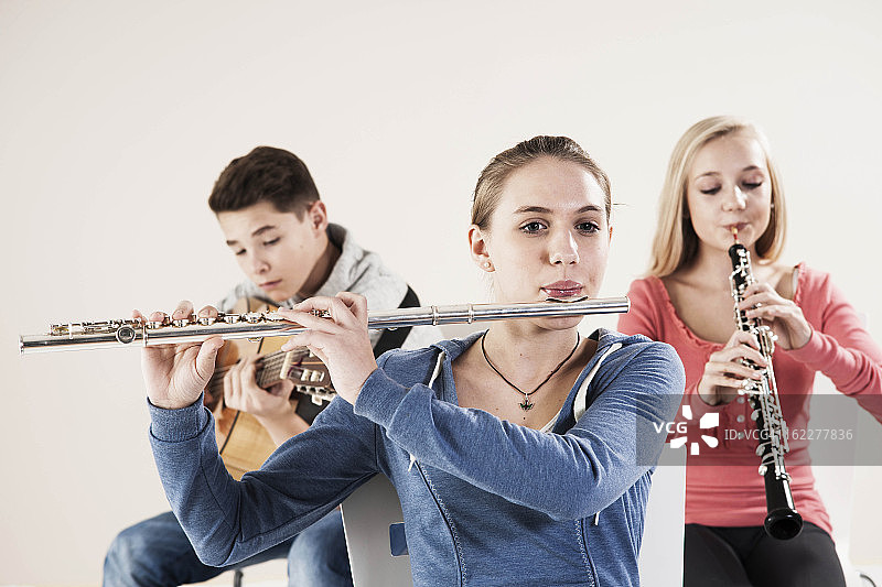青少年演奏音乐图片素材