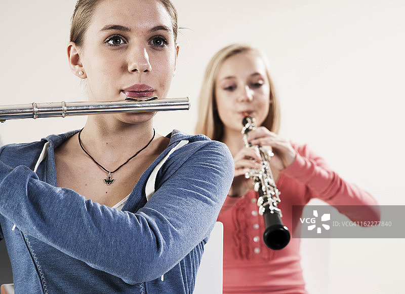 两个少女演奏双簧管和横笛图片素材