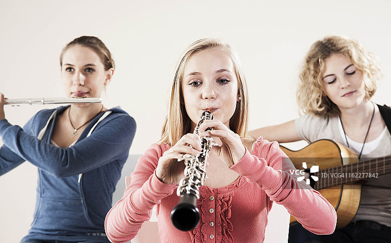 青少年演奏音乐图片素材