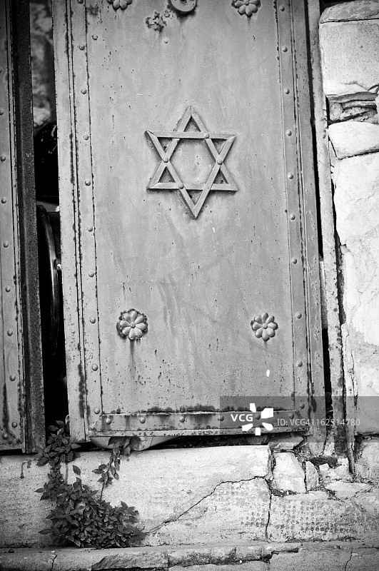 大卫之星门半开图片素材