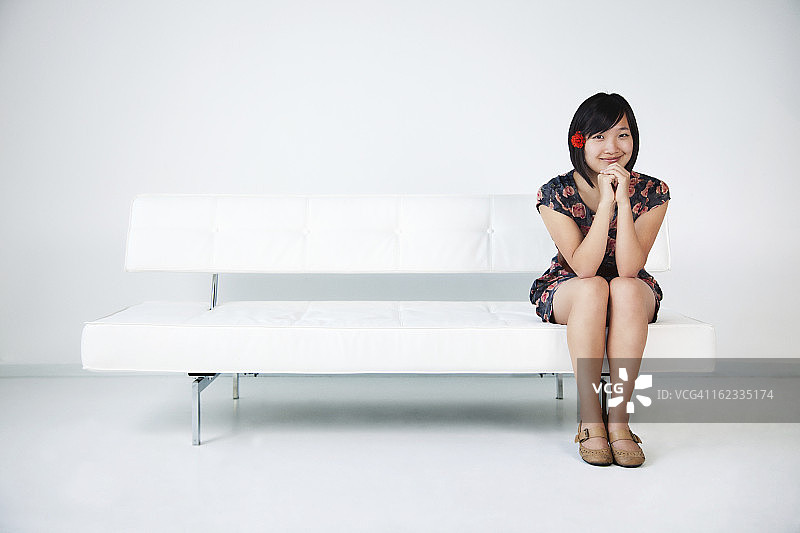 沙发上的女孩图片素材