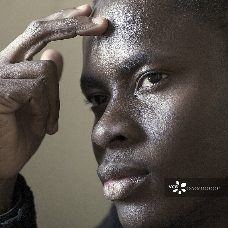 年轻非洲男子肖像图片素材