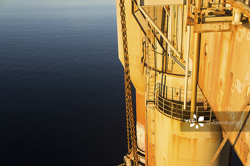 海上石油钻井平台浮筒支腿图片素材