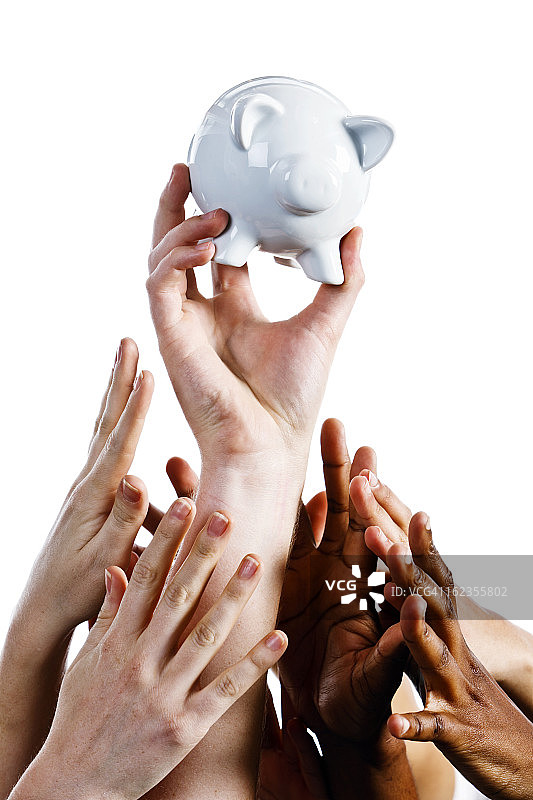 贪婪、嫉妒或盗窃：许多手争夺存钱罐图片素材