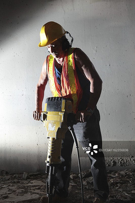 在隧道中使用手提钻的男工人图片素材