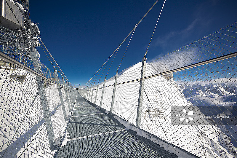 瑞士阿尔卑斯山上的天桥图片素材