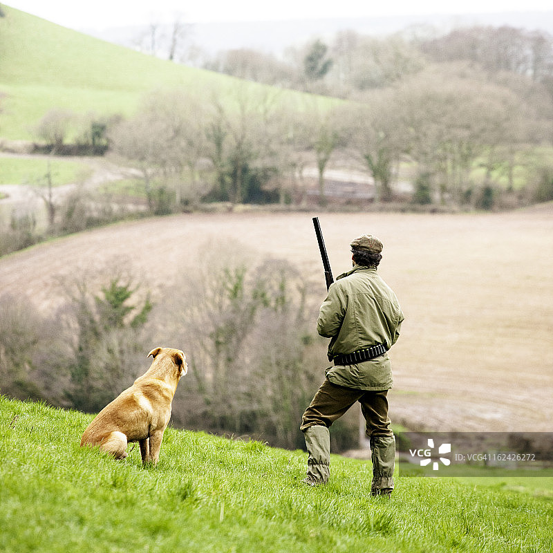 猎人与他的猎犬图片素材