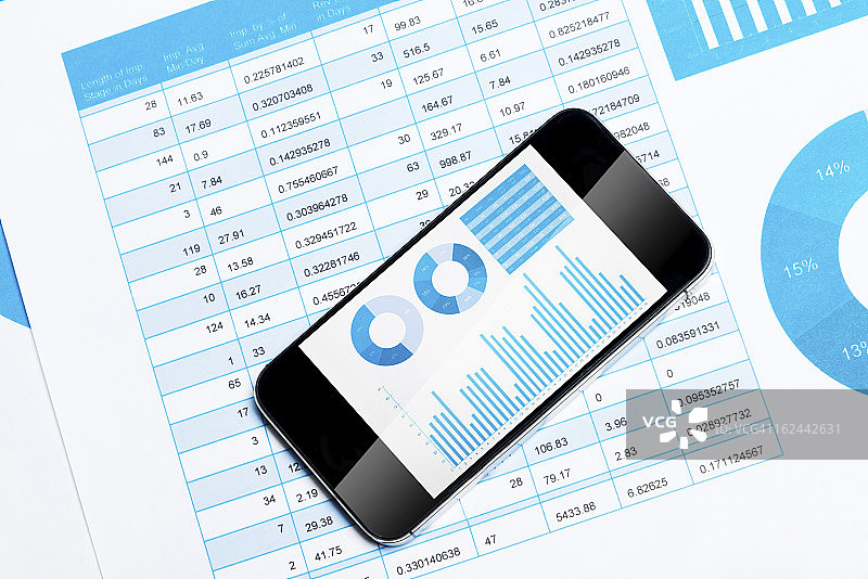 带有金融图表的智能手机图片素材