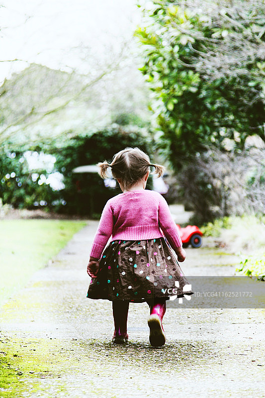 行走中的可爱幼儿女孩图片素材