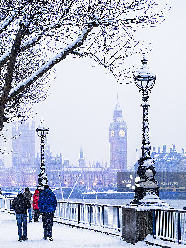 雪中的伦敦议会大厦图片素材