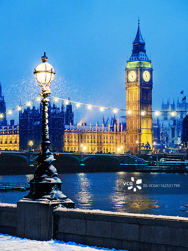 雪中的伦敦议会大厦图片素材