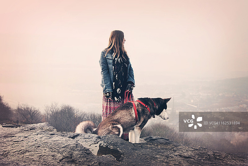 女孩和她的狗之间的宁静时刻图片素材