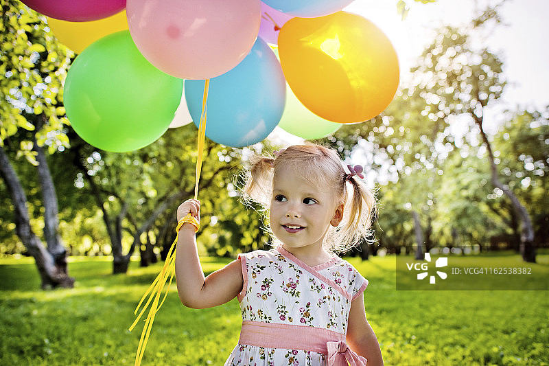 拿着气球的可爱女孩图片素材