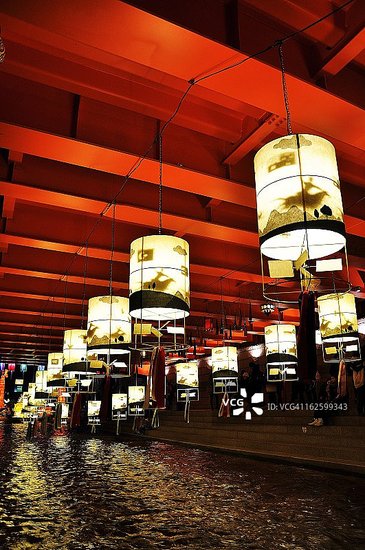 小河上的灯笼图片素材