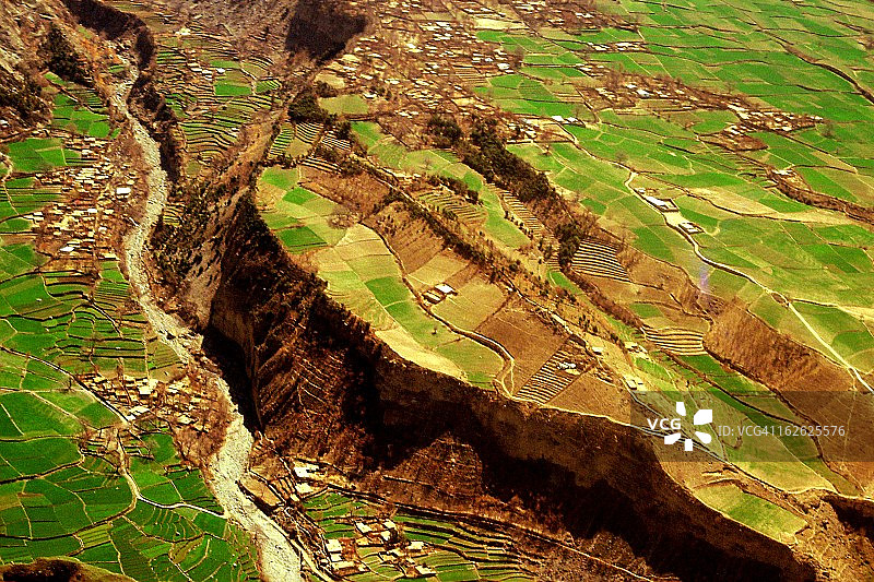 飞机舷窗视角下的鸟瞰图图片素材