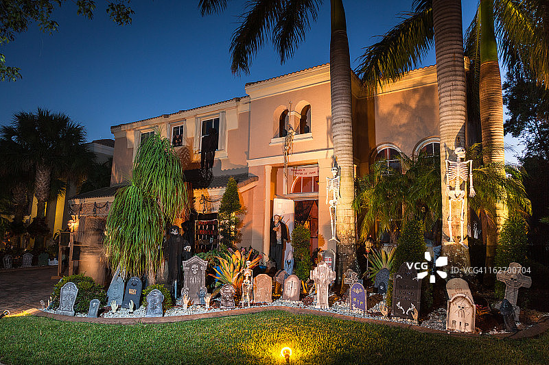 带有万圣节装饰的房屋图片素材