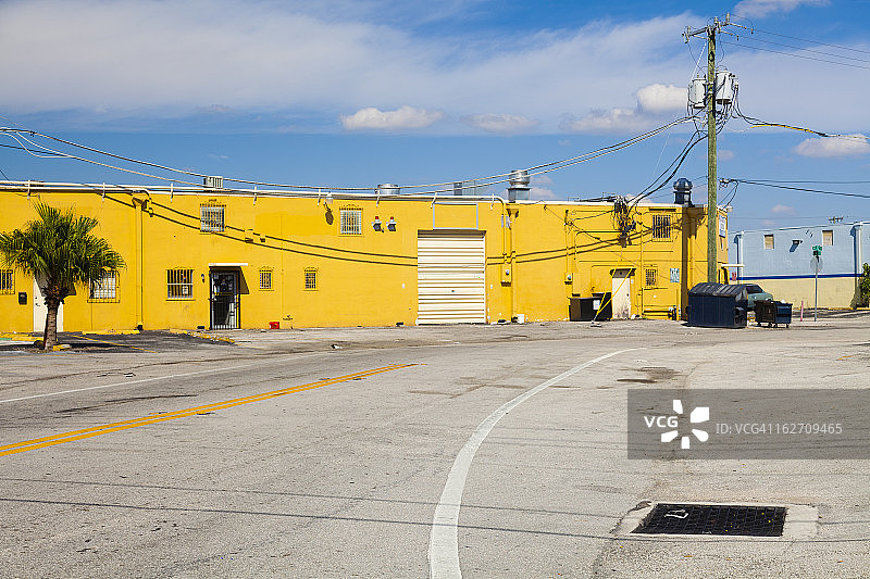 佛罗里达州海厄利亚的黄色仓库设施图片素材