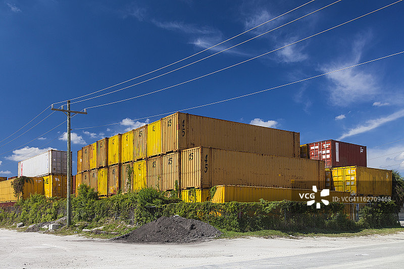 堆放在工业场所的旧集装箱图片素材