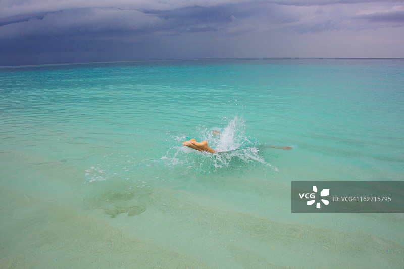 女人潜入大海图片素材