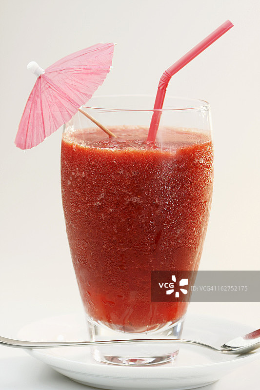 带鸡尾伞的冷冻草莓代基里酒图片素材