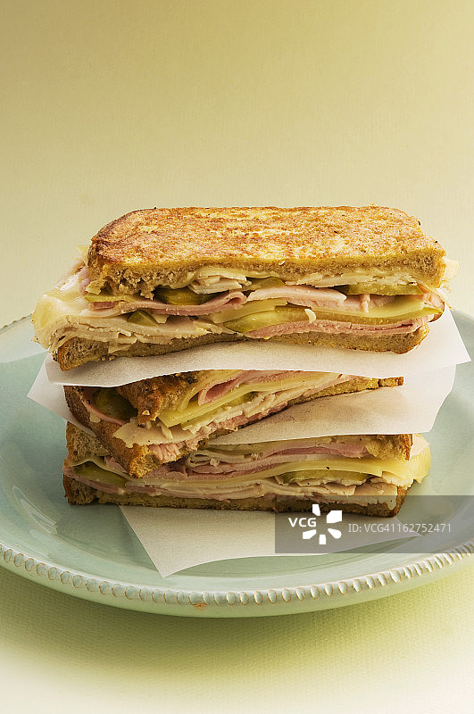烤面包片配火鸡火腿图片素材