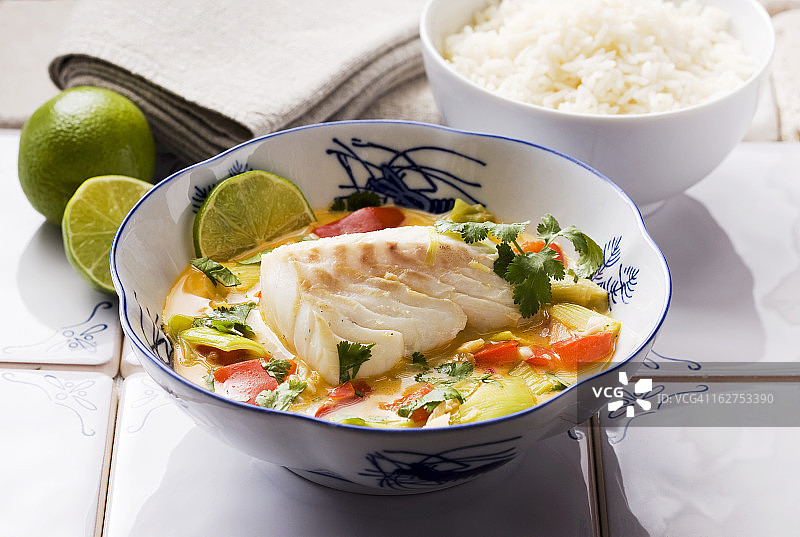 亚洲，蔬菜椰奶鳕鱼配米饭图片素材