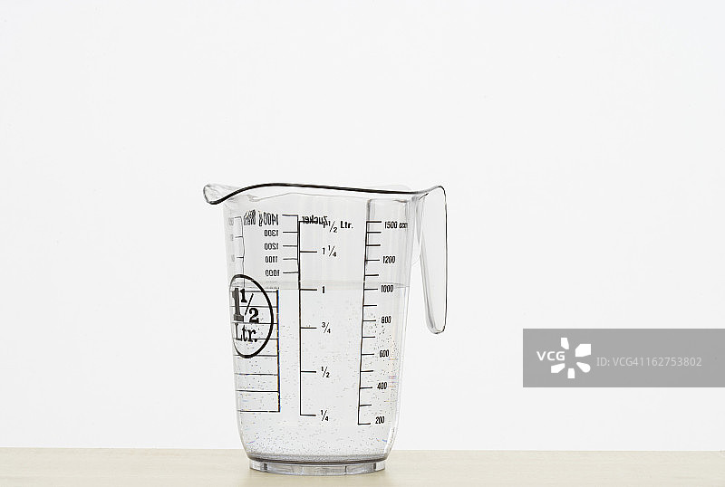 白色背景量杯图片素材